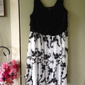 24W Le Bos Black/Ivory sleeveless embellished ruched top cocktail dress 24W